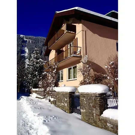 Charlotte לינה וארוחת בוקר 3*